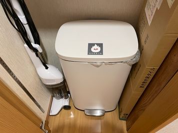 燃えるゴミ箱はキッチン向かいの収納棚の中にあります。 - レンタルスペース「バトン」 茗荷谷駅徒歩1分の貸し会議室の設備の写真