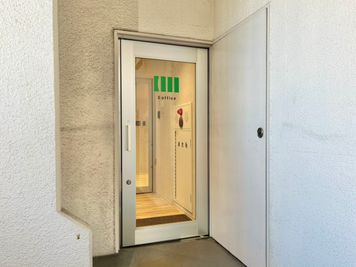 建物向かって右側にある階段をお進みください。 - いいオフィス志村坂上 会議室1（定員6名）※予約前は入室不可の入口の写真