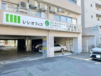 1階はパーキングになっています。 - いいオフィス志村坂上 会議室1（定員6名）※予約前は入室不可の外観の写真