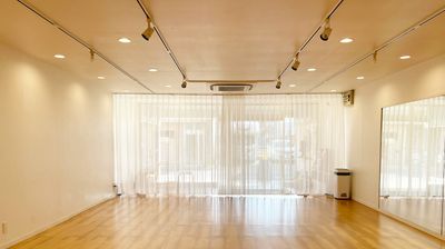 スタジオスペース

正面入口側のカーテンを閉めれば、外は気になりません
 - koga ballroom スタジオスペースの室内の写真