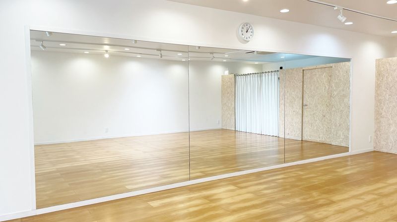 スタジオスペース

幅 5.4m の鏡があります - koga ballroom スタジオスペースの室内の写真