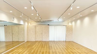 正面入口側から

右側のカーテン奥が更衣室、左側が倉庫、トイレ、裏口 - koga ballroom レンタルスペースの室内の写真