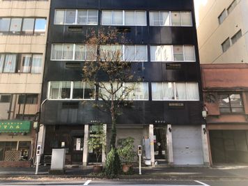 当スタジオが所属する「黒政ビル」の外観です。向かって右手の入り口が黒政ビルの入り口になります。 - 音楽スタジオ「alt studio(オルトスタジオ)」  『神保町・水道橋』セルフ音楽スタジオ Alt studioの外観の写真