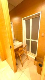 シャワールーム・パウダールーム(ベッドルームのすぐ隣にございます) - BOLLEY BOLLEY トータルビューティーサロンの室内の写真