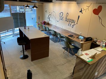 １F全景です。真ん中に入カウンタ―が設置されており、打ち合わせや会員同士の雑談に最適です。 - コワーキングスペース＆シェアオフィスLiveCoals 個室貸し切りプランの室内の写真