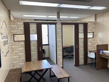 貸切個室は2部屋あります。ドア閉めて集中した仕事スペースを確保できます。 - コワーキングスペース＆シェアオフィスLiveCoals 個室貸し切りプランの室内の写真