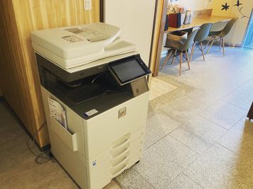 複合機を準備していますのでコピー、プリント、スキャンが可能です。 - コワーキングスペース＆シェアオフィスLiveCoals 個室貸し切りプランの設備の写真