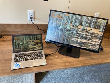 HDMI接続のPCモニター貸出あり。VGAも接続可能 - コワーキングスペース＆シェアオフィスLiveCoals 個室貸し切りプランの設備の写真