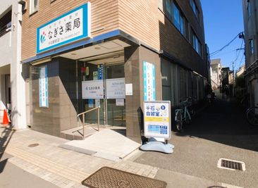 なぎさ薬局さんが１Fのビルです - レンタル学習室 千石店 指定席：17番の入口の写真