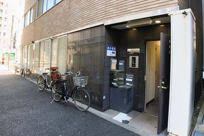 入口は裏手にあります - レンタル学習室 千石店 指定席：17番の入口の写真