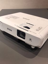 プロジェクター (機種：EMSON(EB-W05))
・電源コード
・HDMIケーブル
・TypeC変換アダプタ - 田町駅徒歩7分のレンタルスペース！オンライン会議やイベントも◎ 田町｜シバスペ｜SHIBAURA space（38名着席可）の設備の写真