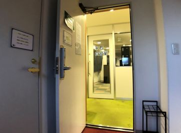 3階の入り口を開けると自習ブースです - レンタル学習室 千石店 指定席：17番の入口の写真