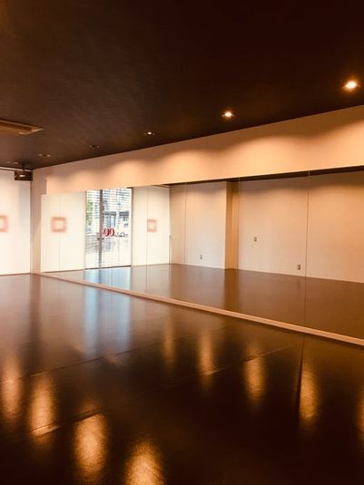 オープンから3年、日中はレンタルスタジオ。夕方からはダンススタジオとしてご利用いただけます。 - Bloom Box Dance Studio 多目的レンタルスタジオの室内の写真