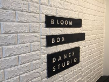 スタジオ内も明るく黒と白を基調としたスペースとなっています - Bloom Box Dance Studio 多目的レンタルスタジオのその他の写真