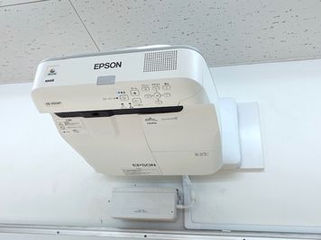 ホワイトボードに直接投影できるプロジェクター。専用の電子ペンをご利用ください。 - レンタル教室 貸し会議室・ワークスペースの設備の写真