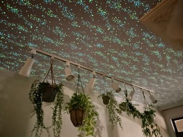 照明を消すと天井が光って星が輝きます！ - JK Studio 大宮 レンタルサロンスタジオの室内の写真