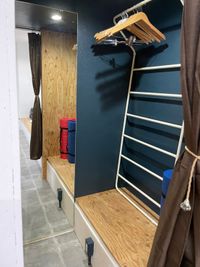 ハンガー常備の更衣室 - JK Studio 三宮 ウエストモンドビルB1 1DAYショップ、ネイル、施術、カウンセリングサロン、ミシン作業の室内の写真