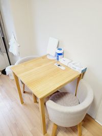 テーブル・椅子２脚 - レンタルサロン：グリーンデイズ ４階の部屋の室内の写真