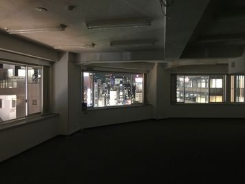 【部屋内を暗くすると夜景が綺麗です】 - TIME SHARING 六本木 第6DMJビル 【閉店】9A／77名収容の貸し会議室の室内の写真