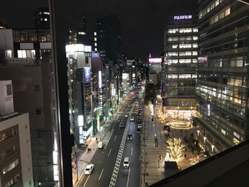 【窓からの景色(夜)】 - TIME SHARING 六本木 第6DMJビル 9A／77名収容の貸し会議室の室内の写真
