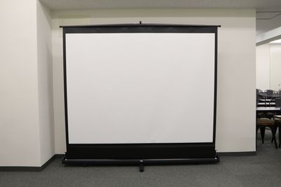 【プロジェクタースクリーン100インチ・置型】 - TIME SHARING 六本木 第6DMJビル 【閉店】9A／77名収容の貸し会議室の設備の写真