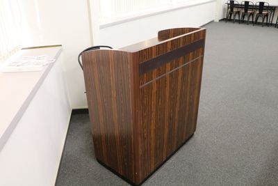 【司会台/幅900mm】 - TIME SHARING 六本木 第6DMJビル 【閉店】9A／77名収容の貸し会議室の設備の写真