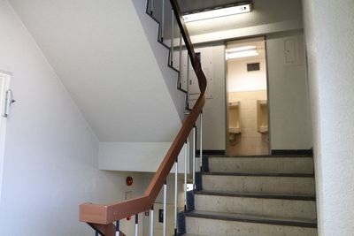 【階段上に男性トイレ_1】 - TIME SHARING 六本木 第6DMJビル 9A／77名収容の貸し会議室の設備の写真