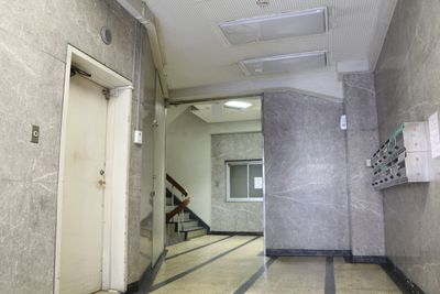 【1階エレベーターホール_2】 - TIME SHARING 六本木 第6DMJビル 9A／77名収容の貸し会議室の入口の写真