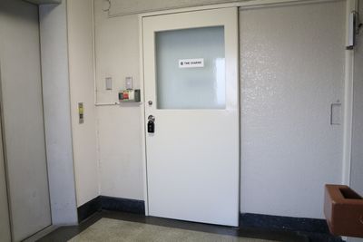 【9階のスペース入口扉】 - TIME SHARING 六本木 第6DMJビル 9A／77名収容の貸し会議室の入口の写真