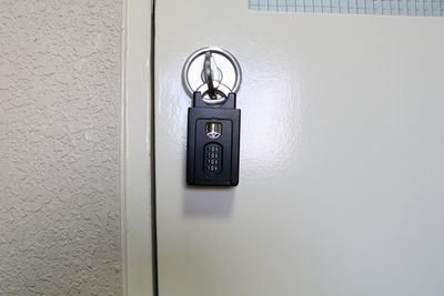 【キーボックスから鍵を取出します】 - TIME SHARING 六本木 第6DMJビル 9A／77名収容の貸し会議室の入口の写真
