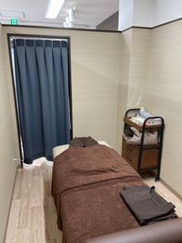 完全個室なので周りを気にせずにお客様とのコミュニケーションに
集中できます - トラスト錦糸町治療院 個室型レンタルサロンの室内の写真