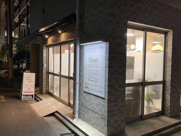 雰囲気が良いです
夜は24時までご利用いただけます - トラスト錦糸町治療院 個室型レンタルサロンの室内の写真