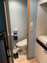 綺麗なウォシュレットトイレです
施設内の奥にありますのでお互い音など気になりません
お客様にご利用頂いても恥ずかしくありません

 - トラスト錦糸町治療院 個室型レンタルサロンの室内の写真