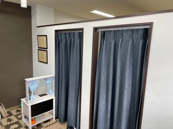 個室、それぞれの入り口です - トラスト錦糸町治療院 個室型レンタルサロンの室内の写真