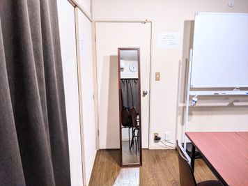 ご要望にお応えして、衣装合わせ等で利用できる姿見を置きました。 - レンタルスペースGalaxy 三軒茶屋-ポラリス 三軒茶屋駅徒歩1分。多目的レンタルスペース『三軒茶屋-ポラリス』の設備の写真