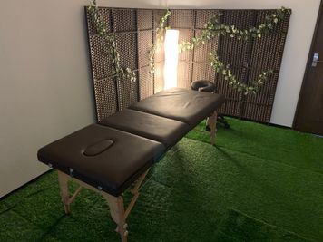 ストレッチベッドもご利用くださいませ。 - HORNET GYM 【新中野駅３分/47㎡】静かで清潔な大人向けのレンタルジムの設備の写真