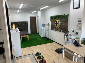 カウセリング・マッサージベッドエリア/軽食もどうぞ - HORNET GYM 【新中野駅３分/47㎡】静かで清潔な大人向けのレンタルジムの室内の写真