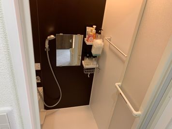シャワーもご利用いただけます。バスタオルはカウセリングエリアに用意してあります。使用後はバスケットに入れてください - HORNET GYM 【新中野駅３分/47㎡】静かで清潔な大人向けのレンタルジムの設備の写真