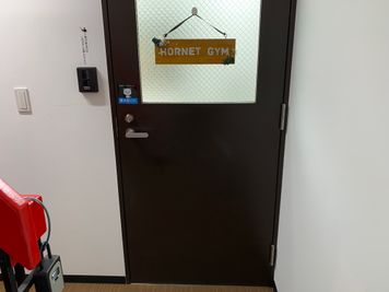 ビルは4回建てですが、エレベーターはございません - HORNET GYM 【新中野駅３分/47㎡】静かで清潔な大人向けのレンタルジムの入口の写真