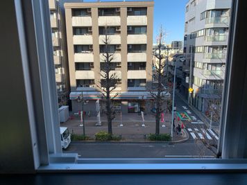 目の前にはセブンイレブンさんがあります - HORNET GYM 【新中野駅３分/47㎡】静かで清潔な大人向けのレンタルジムの外観の写真