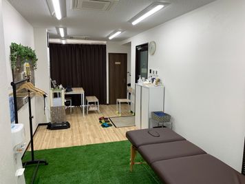 現在は全面芝生化しております - HORNET GYM 【新中野駅３分/47㎡】静かで清潔な大人向けのレンタルジムの室内の写真