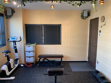 天井吊り下げスピーカーから流す音楽はトレーニングのモチベーションを上げてくれます♪Bluetoot名【BT】 - HORNET GYM 【新中野駅３分/47㎡】静かで清潔な大人向けのレンタルジムの設備の写真