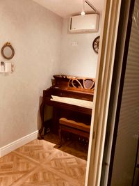 ピアノが常設されています。
都内の某有名音楽ホール運営会社設計の防音室。
無駄がなく自習室として集中出来る環境です。 - OKピアノ練習室 【定期利用】テレワーク/自分の部屋の室内の写真