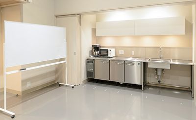 キッチン（冷蔵庫、レンジ、コーヒーメーカー）とホワイトボード - Studio H(スタジオアッシュ) 内装の綺麗なレンタルスタジオの室内の写真