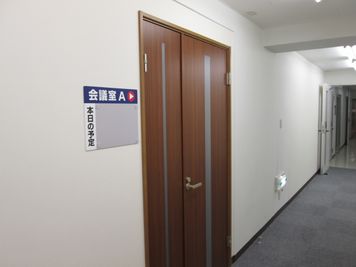 会議室A 前方入口 - 【リロの会議室】飯田橋 【リロの会議室】 飯田橋 会議室A  スクール138名の入口の写真