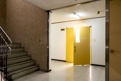 2階に上がり正面の黄色い扉が目印です！ - パーソナルトレーニングcheerful. 完全個室のプライベート空間のジムの入口の写真
