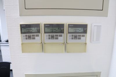 エアコンスイッチは室内にあり自由に調節できます - TIME SHARING 新橋駅日比谷口前【 無料WiFi 】 51名収容の貸し会議室の設備の写真