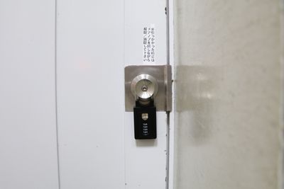 キーボックスから鍵を取出します - TIME SHARING 新橋駅日比谷口前【 無料WiFi 】 51名収容の貸し会議室の入口の写真