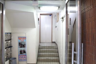 1階エレベーター - TIME SHARING 新橋駅日比谷口前【 無料WiFi 】 51名収容の貸し会議室の外観の写真