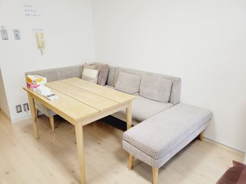 4名掛けれるソファー - レンタルサロン：グリーンデイズ 10階の部屋の室内の写真